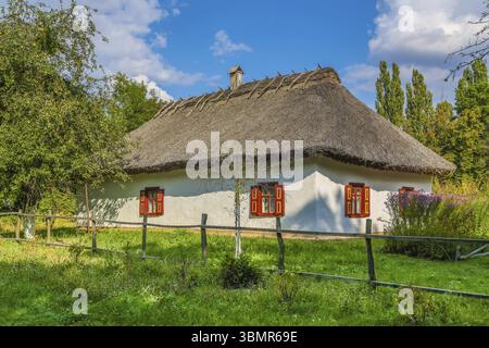 Alte traditionelle ukrainische Landhaus mit einem Strohdach Stockfoto