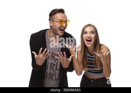 Überfröhliche Frau und Mann heben die Fäuste mit Triumph, haben einen erfolgreichen Deal, rufen freudig aus, isoliert vor weißem Hintergrund. Mitarbeiter, Zusammenarbeit und Support Stockfoto