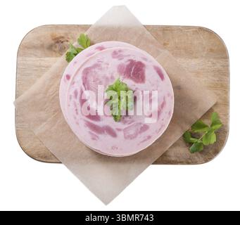 Portion Schinkenwurst isoliert auf weißem Hintergrund (Tiefenschärfe) Stockfoto