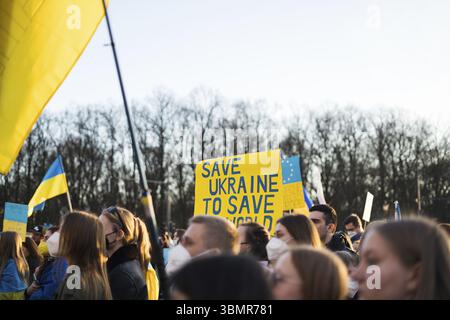 Berlin, Deutschland - 27. März 2022 Protest gegen den Krieg und Unterstützung der Ukraine bei der russischen Besatzung. Demonstration von Aktivisten. Hochwertige 4K-Aufnahmen Stockfoto