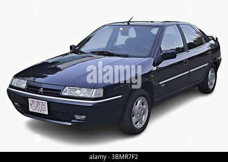 Das dunkelblaue Citroen Xantia parkt und unterstreicht die klassische Linienführung und den zeitlosen Charme Stockfoto