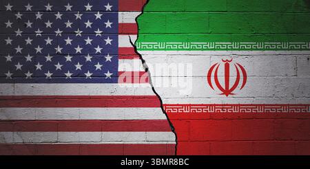 Risse an der Wand aus Aschenblöcken, gemalt mit einer amerikanischen Flagge auf der linken Seite und einer iranischen Flagge auf der rechten Seite. Stockfoto