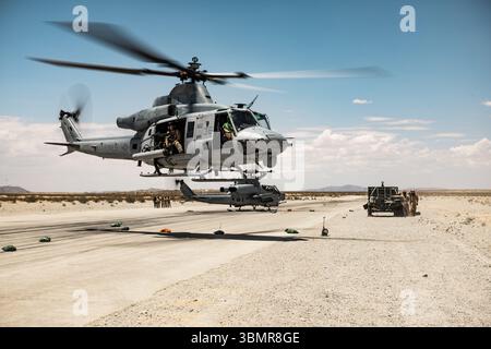 Ein US-Marine-Corps UH-1Y Huey Hubschrauber, links, und ein AH-1Z Cobra Hubschrauber, der der Marine Light Attack Helicopter Squadron (HMLA) 773, Marine, zugeordnet ist Stockfoto