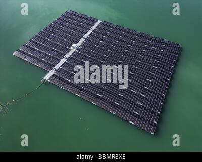 Schwimmender Solarpark mit Photovoltaikanlage auf dem See als Luftsicht Stockfoto