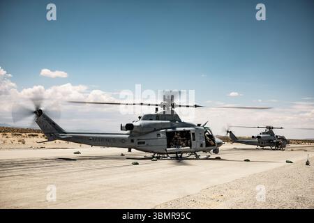 Ein US-Marine-Corps UH-1Y Huey Hubschrauber, links, und ein AH-1Z Cobra Hubschrauber, der der Marine Light Attack Helicopter Squadron (HMLA) 773, Marine, zugeordnet ist Stockfoto