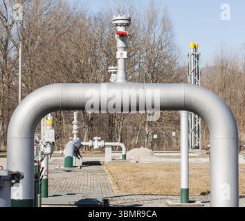 Regelstation mit Druckbegrenzungsventilen, Instrumenten und Druckregelventilen und -Rohren Stockfoto
