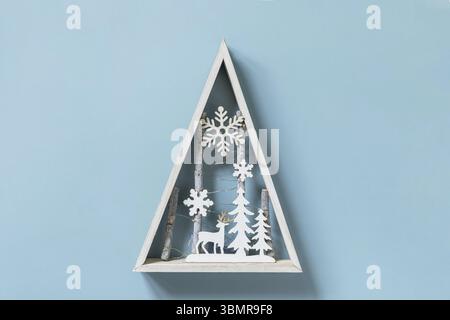 Weihnachtsmockup mit Tannenbaum Weihnachtsdekor auf blauem Hintergrund. Vorbereitung auf Feierlichkeiten Weihnachten. Kopierbereich Stockfoto