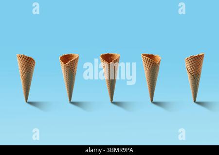 Eiskegelmuster. Türkisfarbener Hintergrund. Süßes, sommerliches und leeres Konzept. Draufsicht. Flache Lagen. Kopierbereich. Stillleben Stockfoto