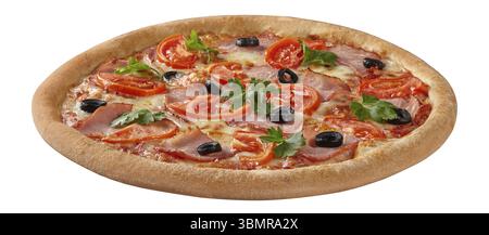 Nahaufnahme von appetitlich saftiger italienischer Pizza mit Schinkenscheiben, reifen Tomaten, schwarzen Oliven und frischen Petersilienblättern auf einer Schicht geschmolzener Mozzarella mit Pel Stockfoto