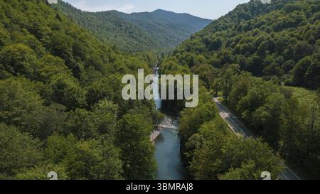 Bergwelt und natürliche Flusslandschaft in Russland, Adygea, Guzeripl, Plateau Lago-Naki Stockfoto