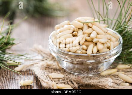 Portion frische Pinienkerne (detaillierte Nahaufnahme erschossen) Stockfoto