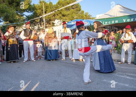 Paare tanzen, traditionelle Landtanz-Ballseiten, typisch ibizanischer Tanz, Portinax, Ibiza, Balearen, Spanien, Europa Stockfoto