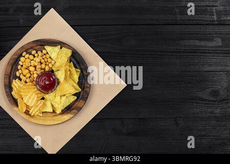 Große Auswahl an Snacks für Bier mit verschiedenen Saucen auf Pergament Draufsicht. Speicherplatz kopieren. Stillleben. Flach liegend Stockfoto