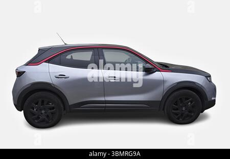 Opel Mokka in Silber mit roten Akzenten, geparkt und seitlich gesehen, unterstreicht das moderne Design Stockfoto