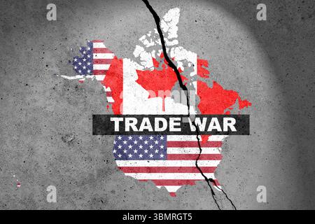 Kanada und USA Flaggen Karte auf der Betonwand gemalt mit Wort HANDELSKRIEG. Zoll, Handel, Zoll und Zölle Krieg Stockfoto