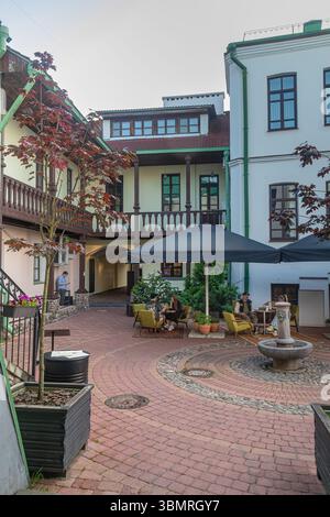 Minsk Stadt. Gemütliches Café im Freien in einem kleinen Innenhof. Stockfoto