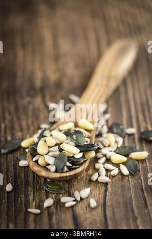 Teil gemischter Samen (Nahaufnahme, selektiver Fokus) auf hölzernem Hintergrund Stockfoto