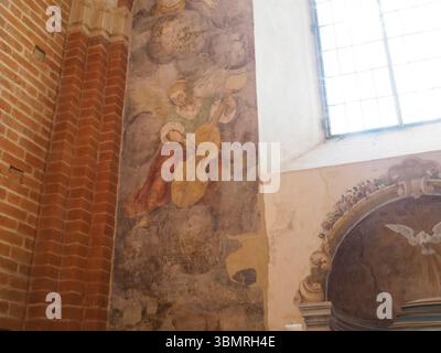 Alseno, Italien 22. Juni 2025 engelhaftes Fresko mit Celloaufführung in der Zisterzienserabtei Chiaravalle della Colomba, dekoriert für Corpus Domini Stockfoto