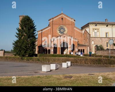 Alseno, Italien 22. Juni 2025 Touristen, die während des Corpus Domini Festes in der Nähe der Abtei von Chiaravalle della Colomba spazieren gehen und die wahre Präsenz feiern Stockfoto