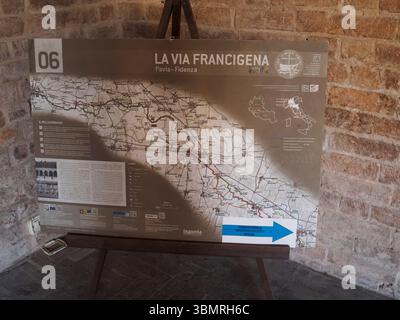 Alseno, Italien 22. Juni 2025 detaillierte Straßenkarte über die Francigena-Route zwischen Pavia und Fidenza, wobei die italienische Halbinsel mit Richtungsangaben hervorgehoben wird Stockfoto