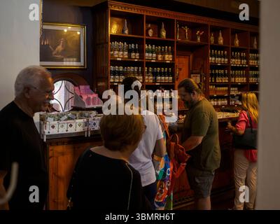 Alseno, Italien 22. Juni 2025 Touristen und Pilger kaufen Honig und Kräuterprodukte im Shop der Abtei Chiaravalle della Colomba in Piacenza, Italien Stockfoto