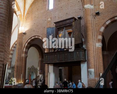 Alseno, Italien 22. Juni 2025 Touristen und Kirchgänger, die an der Messe während Fronleichnamsfeiern in der Zisterzienserabtei Chiaravalle della C. teilnehmen Stockfoto