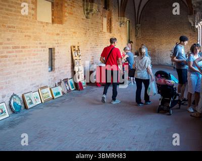 Alseno, Italien 22. Juni 2025 Besucher des Fronleichnamsfestes im Kloster von Chiaravalle della Colomba bewundern Gemälde und Religionen Stockfoto