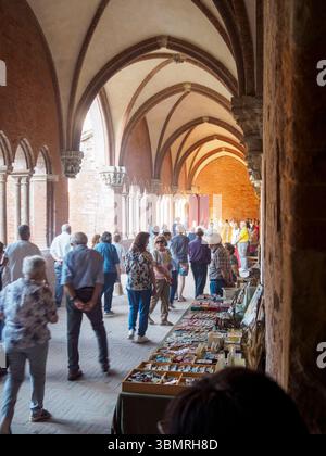 Alseno, Italien 22. Juni 2025 Touristen wandern durch das historische Kloster der Abtei Chiaravalle della Colomba und stöbern durch religiöse Erinnerungsstücke, die während der Tradition ausgestellt wurden Stockfoto