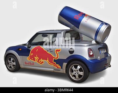 Mini-Cooper mit Red Bull-Lackierung mit einer riesigen Red Bull-Dose, die für den Energy Drink wirbt Stockfoto