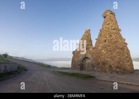 Die einzigartige, mit Steinen bewaldete Landschaft von Goris, wo alte Höhlenhäuser in pyramidenartige Felsformationen in der Provinz Syunik gehauen sind. Stockfoto