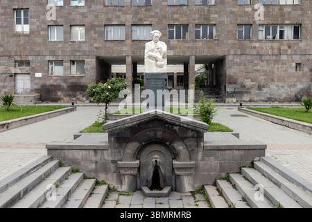 Die einzigartige, mit Steinen bewaldete Landschaft von Goris, wo alte Höhlenhäuser in pyramidenartige Felsformationen in der Provinz Syunik gehauen sind. Stockfoto