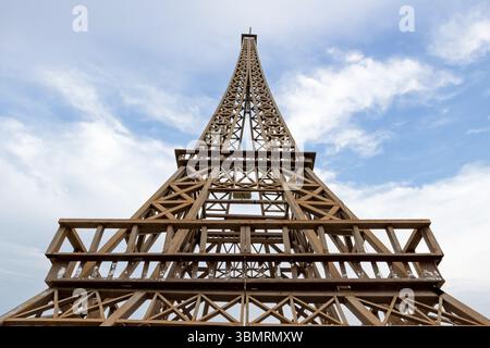 Die einzigartige, mit Steinen bewaldete Landschaft von Goris, wo alte Höhlenhäuser in pyramidenartige Felsformationen in der Provinz Syunik gehauen sind. Stockfoto