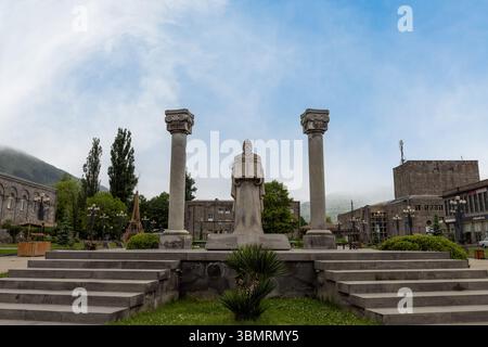 Die einzigartige, mit Steinen bewaldete Landschaft von Goris, wo alte Höhlenhäuser in pyramidenartige Felsformationen in der Provinz Syunik gehauen sind. Stockfoto