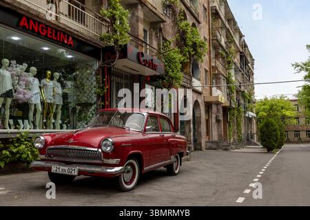 Die einzigartige, mit Steinen bewaldete Landschaft von Goris, wo alte Höhlenhäuser in pyramidenartige Felsformationen in der Provinz Syunik gehauen sind. Stockfoto