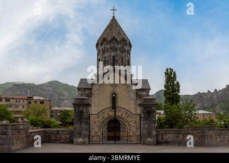 Die einzigartige, mit Steinen bewaldete Landschaft von Goris, wo alte Höhlenhäuser in pyramidenartige Felsformationen in der Provinz Syunik gehauen sind. Stockfoto