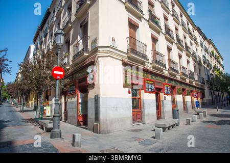 Traditionelle Wirtshäuser in Las Huertas Straßenecke zu Jesus Street. Madrid, Spanien. Stockfoto