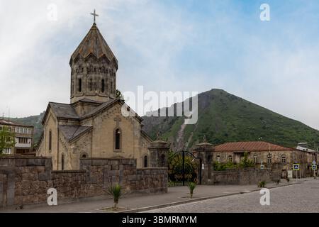 Die einzigartige, mit Steinen bewaldete Landschaft von Goris, wo alte Höhlenhäuser in pyramidenartige Felsformationen in der Provinz Syunik gehauen sind. Stockfoto
