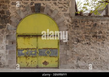 Die einzigartige, mit Steinen bewaldete Landschaft von Goris, wo alte Höhlenhäuser in pyramidenartige Felsformationen in der Provinz Syunik gehauen sind. Stockfoto
