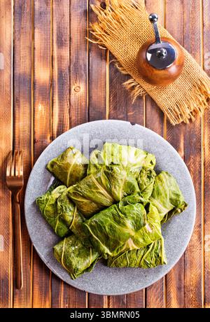 Gefüllte Kohlblätter mit Fleisch, Reis und Gemüse, Golubtsy oder Golabki - beliebtes Gericht in vielen Ländern. Blick von oben, Top-Studio-Aufnahme Stockfoto