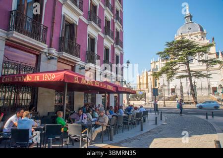 Terrasse von Anciano El Rey de Los Vinos Bar. Bailen Straße, Madrid, Spanien. Stockfoto