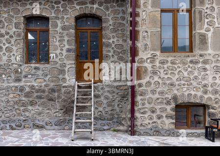 Die einzigartige, mit Steinen bewaldete Landschaft von Goris, wo alte Höhlenhäuser in pyramidenartige Felsformationen in der Provinz Syunik gehauen sind. Stockfoto