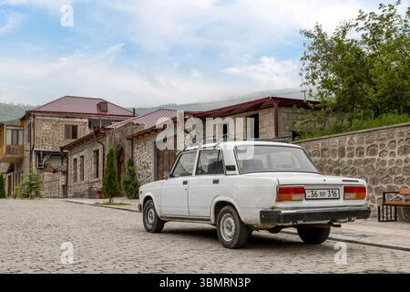 Die einzigartige, mit Steinen bewaldete Landschaft von Goris, wo alte Höhlenhäuser in pyramidenartige Felsformationen in der Provinz Syunik gehauen sind. Stockfoto