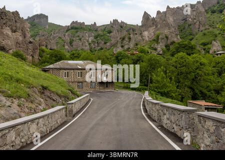 Die einzigartige, mit Steinen bewaldete Landschaft von Goris, wo alte Höhlenhäuser in pyramidenartige Felsformationen in der Provinz Syunik gehauen sind. Stockfoto