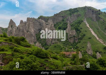 Die einzigartige, mit Steinen bewaldete Landschaft von Goris, wo alte Höhlenhäuser in pyramidenartige Felsformationen in der Provinz Syunik gehauen sind. Stockfoto