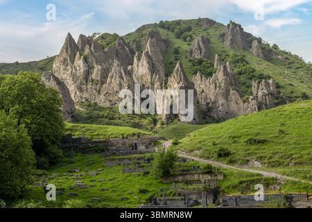 Die einzigartige, mit Steinen bewaldete Landschaft von Goris, wo alte Höhlenhäuser in pyramidenartige Felsformationen in der Provinz Syunik gehauen sind. Stockfoto