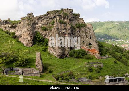 Die einzigartige, mit Steinen bewaldete Landschaft von Goris, wo alte Höhlenhäuser in pyramidenartige Felsformationen in der Provinz Syunik gehauen sind. Stockfoto