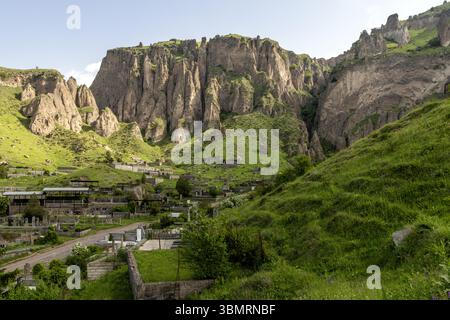Die einzigartige, mit Steinen bewaldete Landschaft von Goris, wo alte Höhlenhäuser in pyramidenartige Felsformationen in der Provinz Syunik gehauen sind. Stockfoto