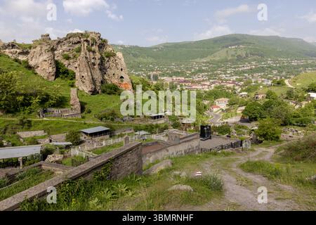 Die einzigartige, mit Steinen bewaldete Landschaft von Goris, wo alte Höhlenhäuser in pyramidenartige Felsformationen in der Provinz Syunik gehauen sind. Stockfoto