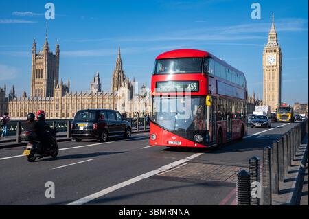 19.03.2025, London, England, Großbritannien, Europa - einer von Londons berühmten roten Doppeldeckerbussen auf der Westminster Bridge mit Big Ben. Stockfoto