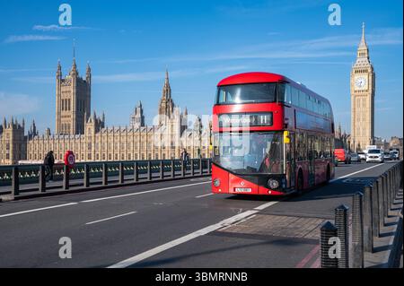 19.03.2025, London, England, Großbritannien, Europa - einer von Londons berühmten roten Doppeldeckerbussen auf der Westminster Bridge mit Big Ben. Stockfoto